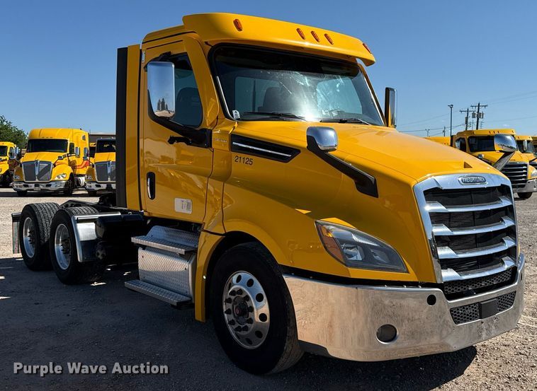 image for item EJ4599 2021 Freightliner Cascadia 126 semi truck