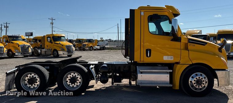 image for item EJ4599 2021 Freightliner Cascadia 126 semi truck