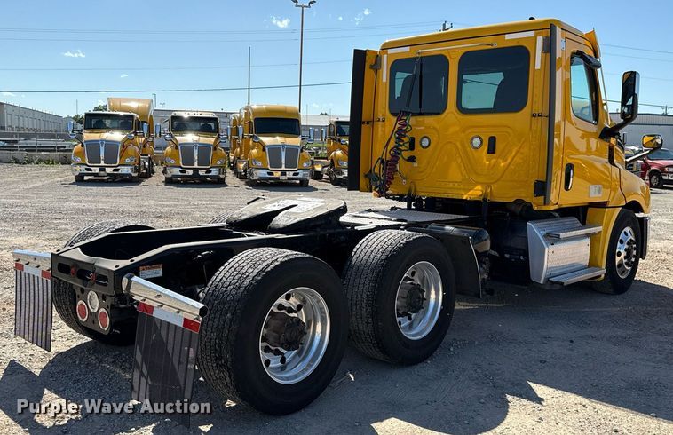 image for item EJ4599 2021 Freightliner Cascadia 126 semi truck