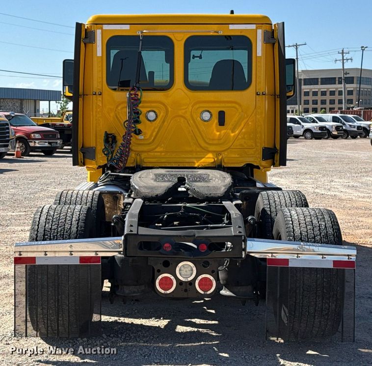 image for item EJ4599 2021 Freightliner Cascadia 126 semi truck