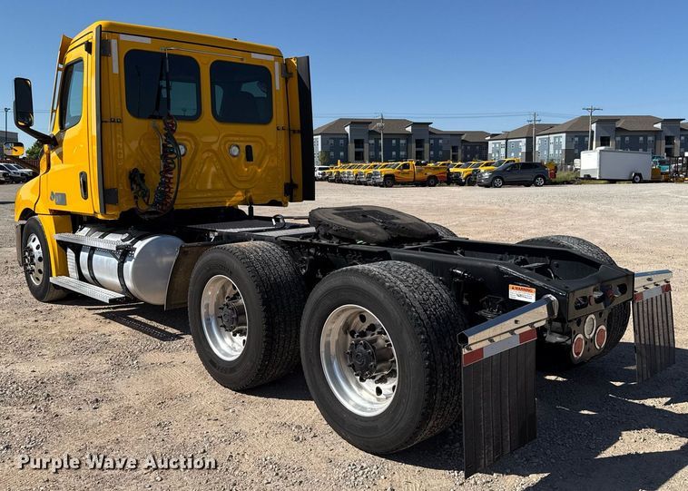 image for item EJ4599 2021 Freightliner Cascadia 126 semi truck