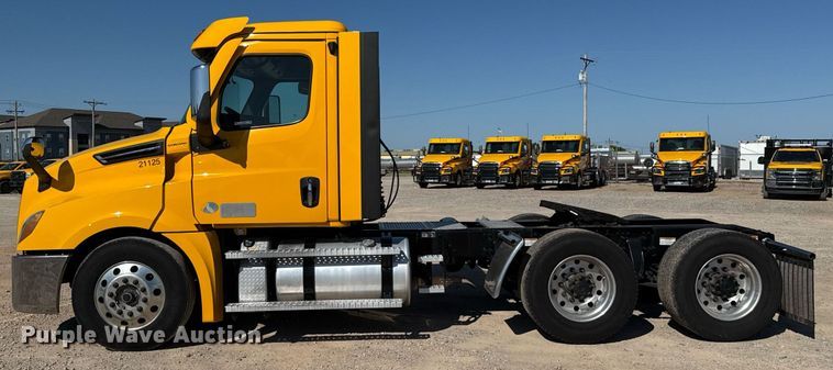 image for item EJ4599 2021 Freightliner Cascadia 126 semi truck