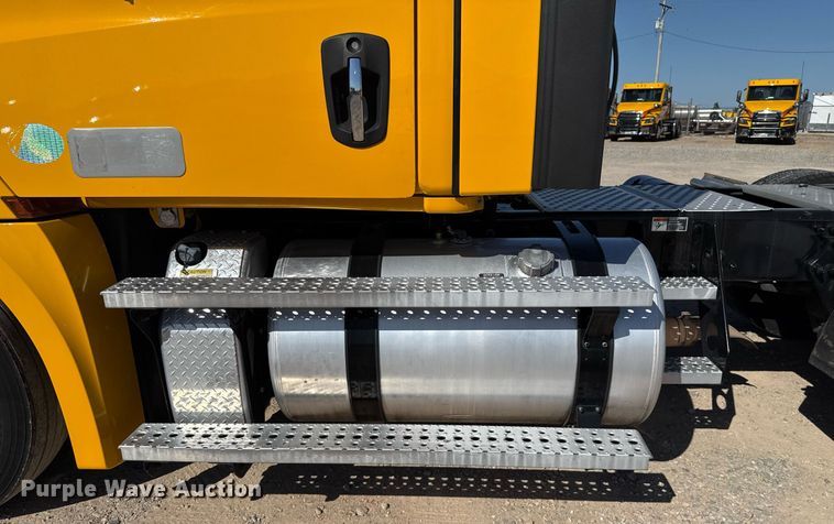 image for item EJ4599 2021 Freightliner Cascadia 126 semi truck