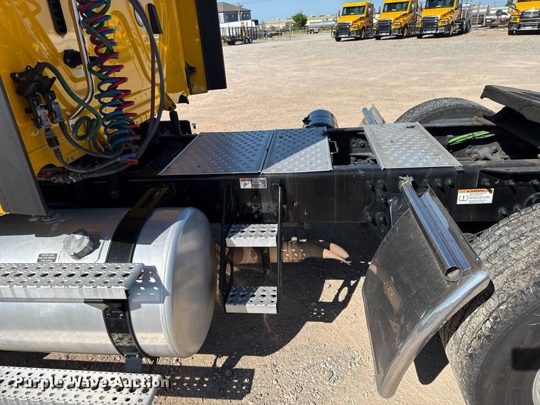 image for item EJ4599 2021 Freightliner Cascadia 126 semi truck