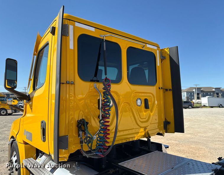 image for item EJ4599 2021 Freightliner Cascadia 126 semi truck