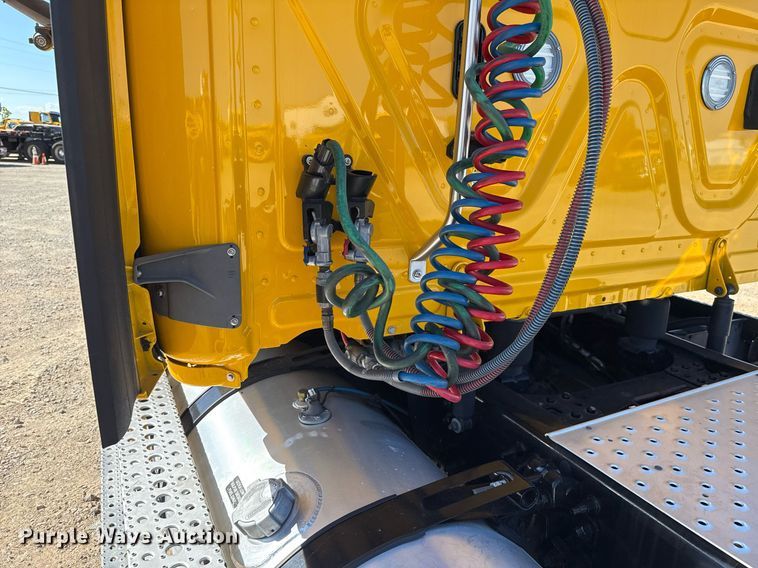 image for item EJ4599 2021 Freightliner Cascadia 126 semi truck