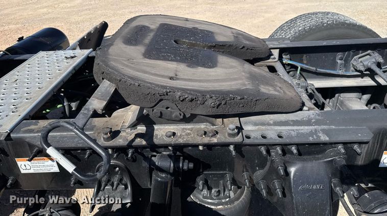 image for item EJ4599 2021 Freightliner Cascadia 126 semi truck