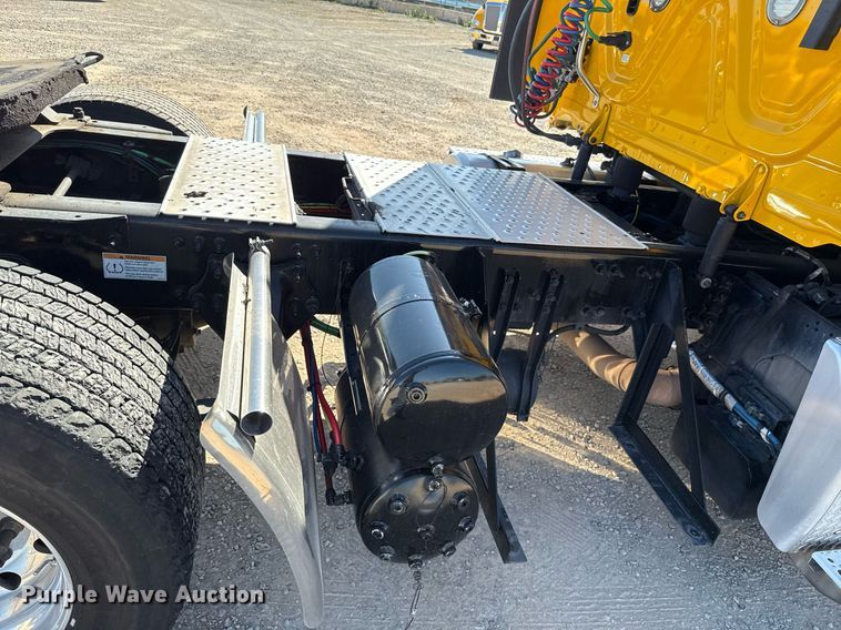 image for item EJ4599 2021 Freightliner Cascadia 126 semi truck