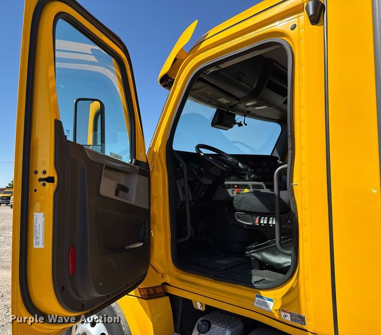 image for item EJ4599 2021 Freightliner Cascadia 126 semi truck