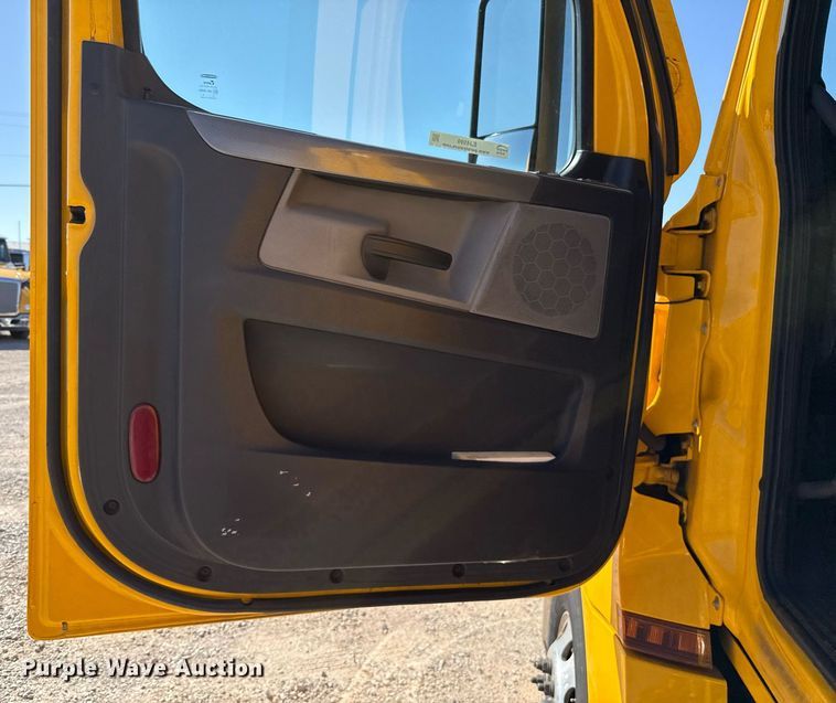 image for item EJ4599 2021 Freightliner Cascadia 126 semi truck