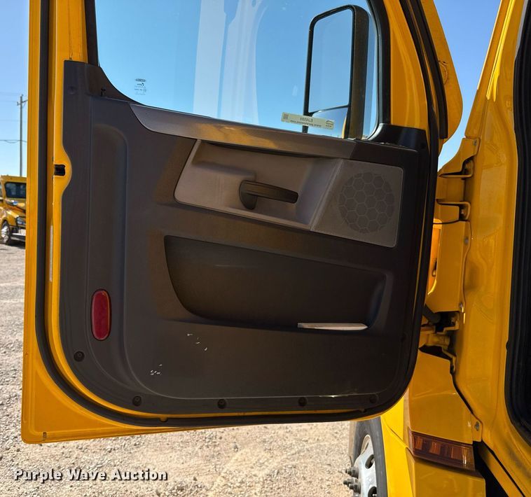 image for item EJ4599 2021 Freightliner Cascadia 126 semi truck