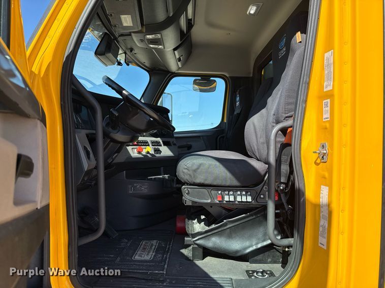 image for item EJ4599 2021 Freightliner Cascadia 126 semi truck