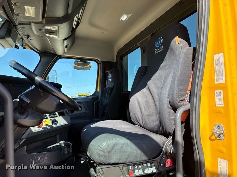 image for item EJ4599 2021 Freightliner Cascadia 126 semi truck