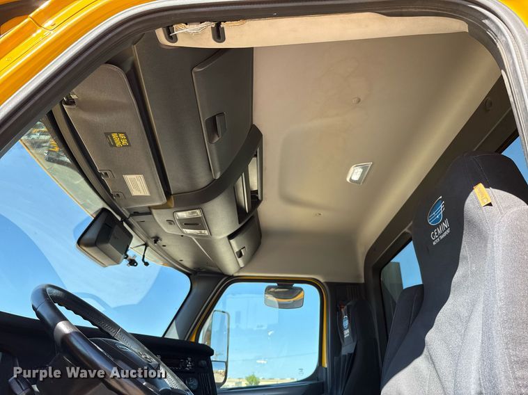 image for item EJ4599 2021 Freightliner Cascadia 126 semi truck