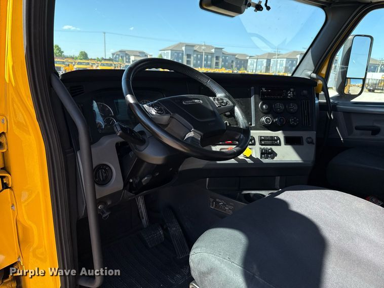 image for item EJ4599 2021 Freightliner Cascadia 126 semi truck