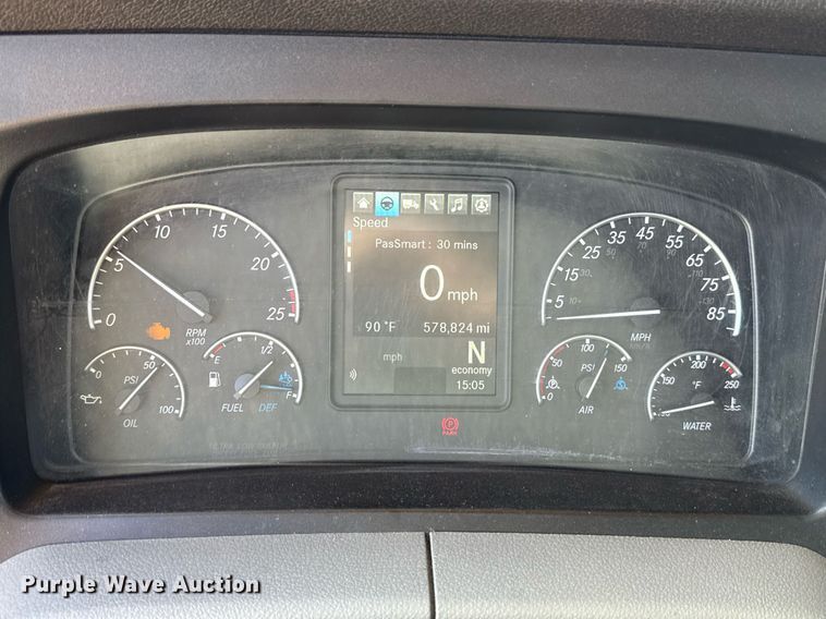 image for item EJ4599 2021 Freightliner Cascadia 126 semi truck