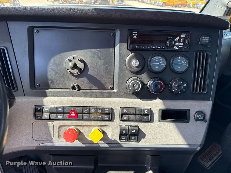 image for item EJ4599 2021 Freightliner Cascadia 126 semi truck