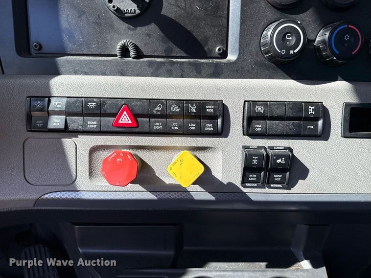 image for item EJ4599 2021 Freightliner Cascadia 126 semi truck