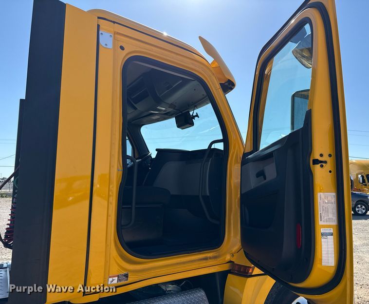 image for item EJ4599 2021 Freightliner Cascadia 126 semi truck