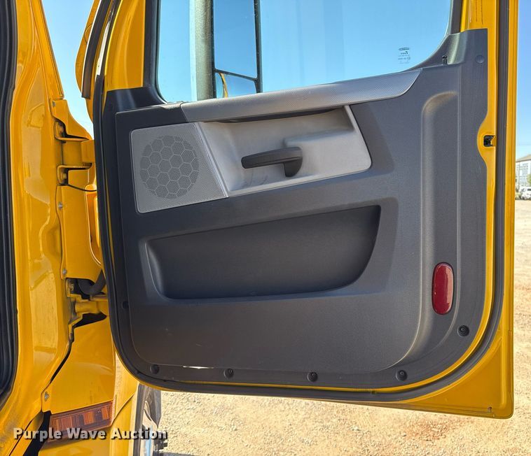 image for item EJ4599 2021 Freightliner Cascadia 126 semi truck