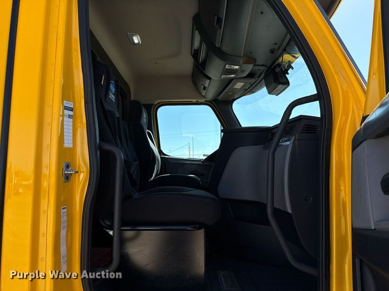 image for item EJ4599 2021 Freightliner Cascadia 126 semi truck