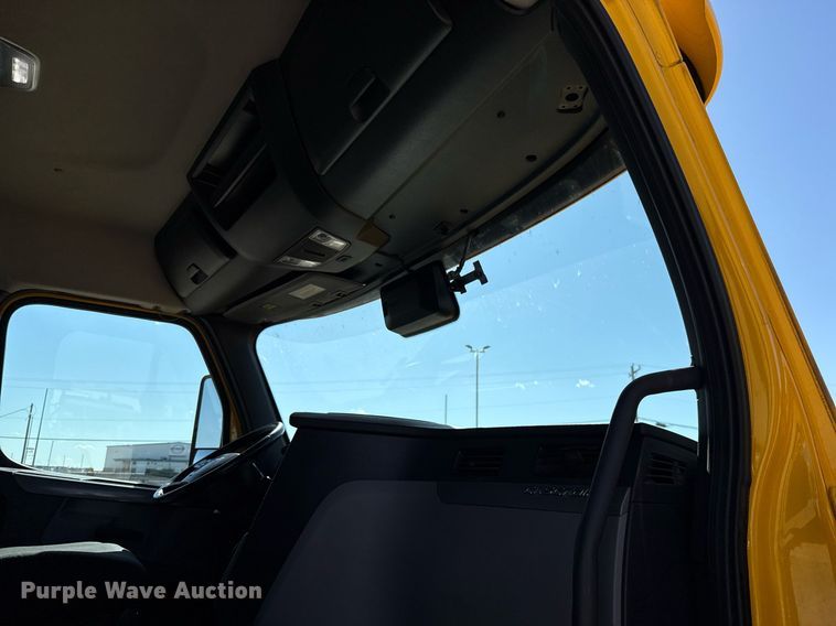 image for item EJ4599 2021 Freightliner Cascadia 126 semi truck