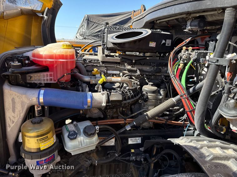 image for item EJ4599 2021 Freightliner Cascadia 126 semi truck