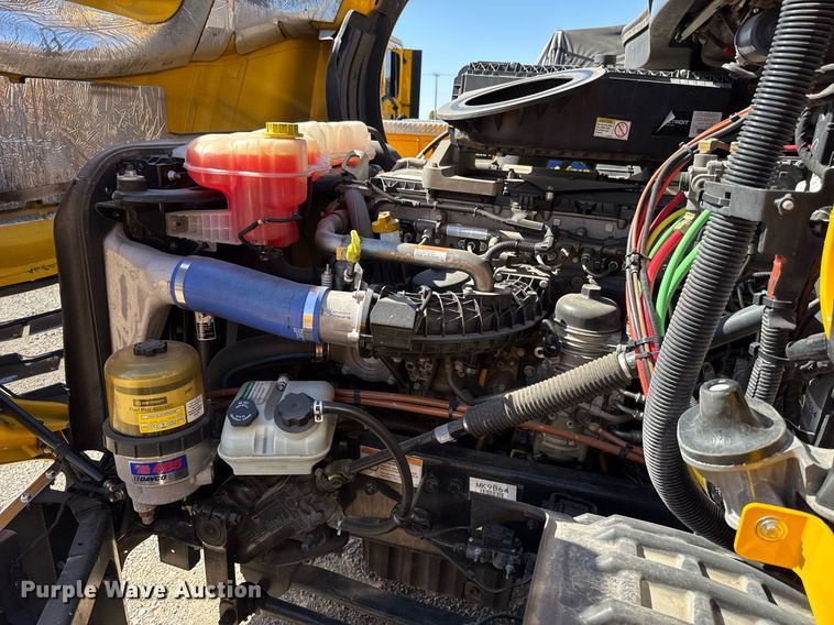 image for item EJ4599 2021 Freightliner Cascadia 126 semi truck