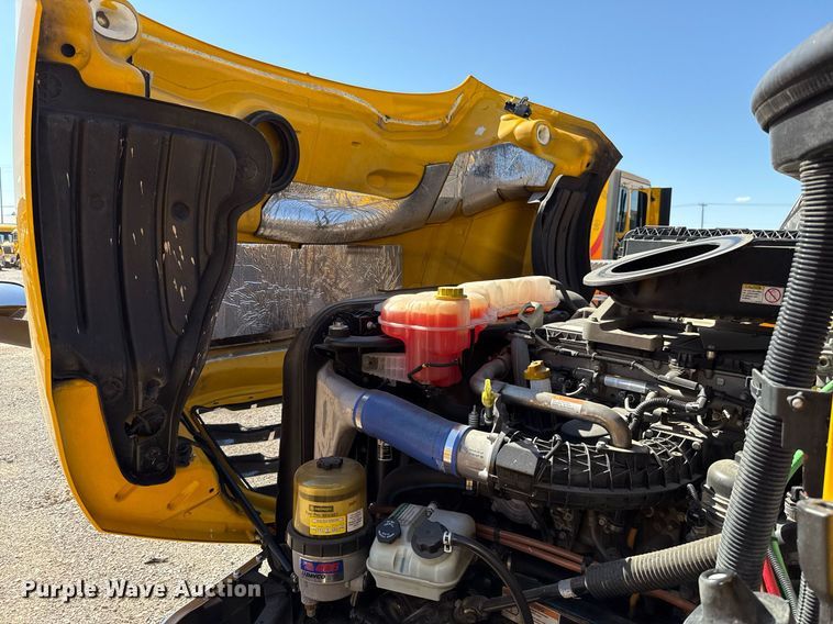 image for item EJ4599 2021 Freightliner Cascadia 126 semi truck