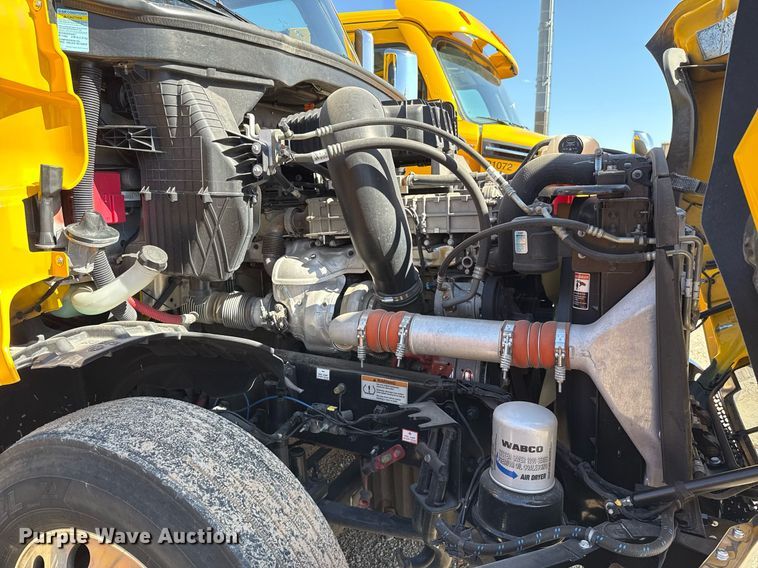 image for item EJ4599 2021 Freightliner Cascadia 126 semi truck