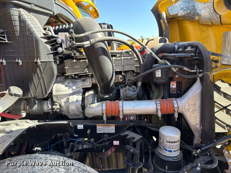 image for item EJ4599 2021 Freightliner Cascadia 126 semi truck