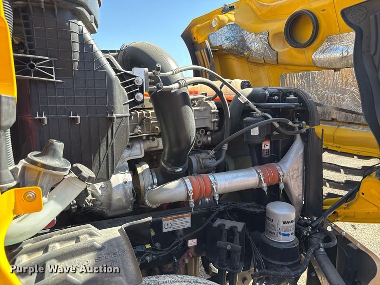 image for item EJ4599 2021 Freightliner Cascadia 126 semi truck