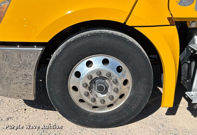 image for item EJ4599 2021 Freightliner Cascadia 126 semi truck