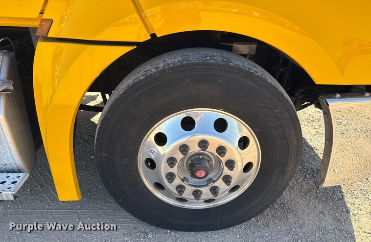 image for item EJ4599 2021 Freightliner Cascadia 126 semi truck