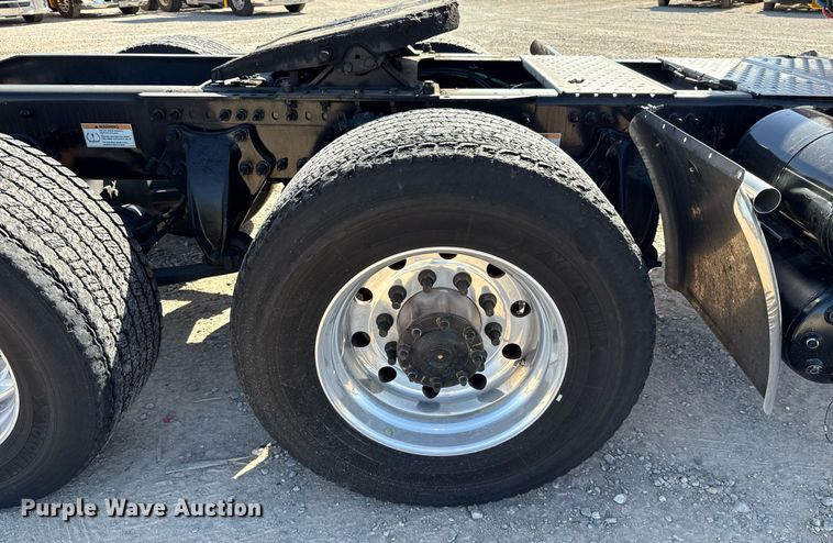 image for item EJ4599 2021 Freightliner Cascadia 126 semi truck