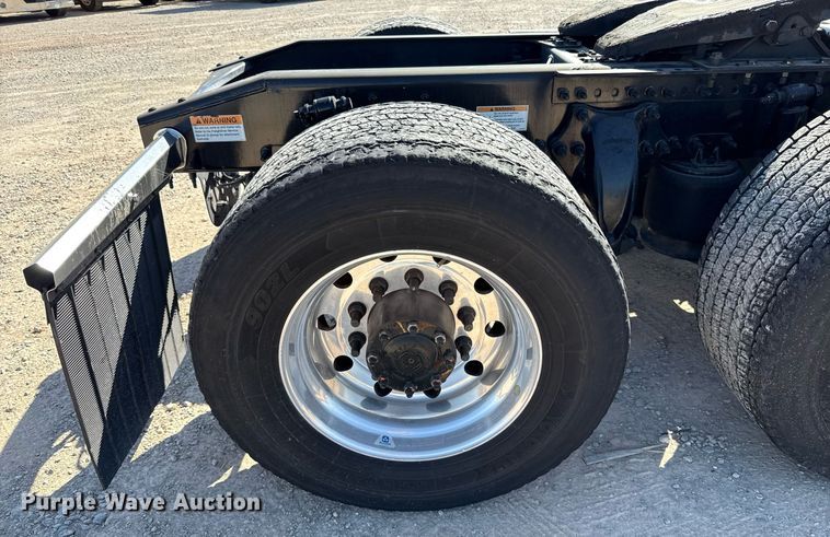 image for item EJ4599 2021 Freightliner Cascadia 126 semi truck