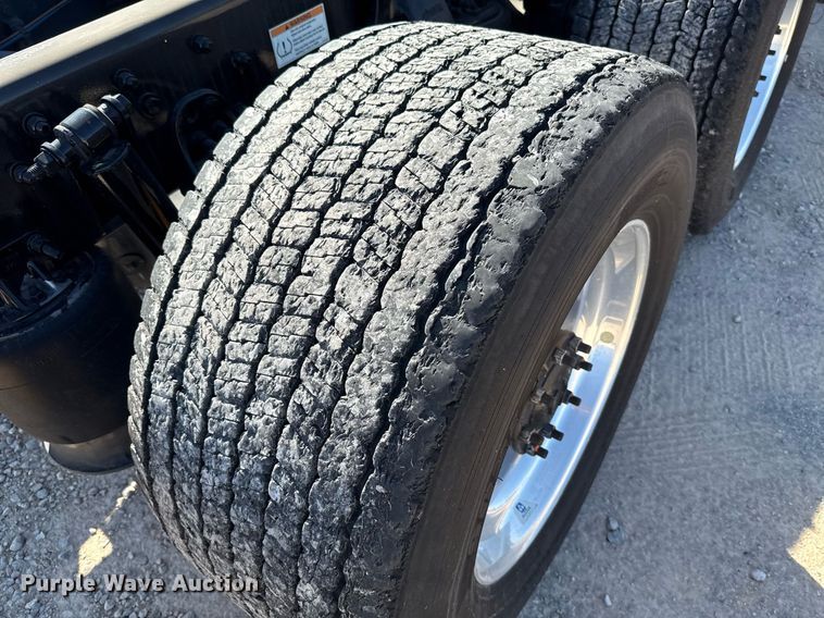 image for item EJ4599 2021 Freightliner Cascadia 126 semi truck