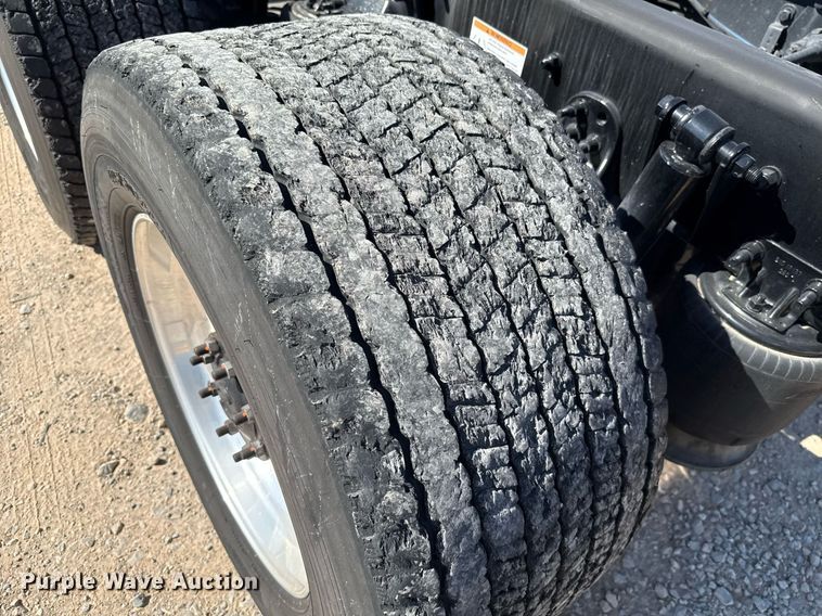 image for item EJ4599 2021 Freightliner Cascadia 126 semi truck