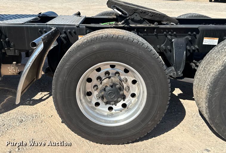 image for item EJ4599 2021 Freightliner Cascadia 126 semi truck