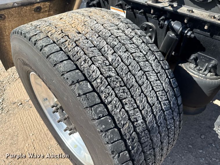 image for item EJ4599 2021 Freightliner Cascadia 126 semi truck