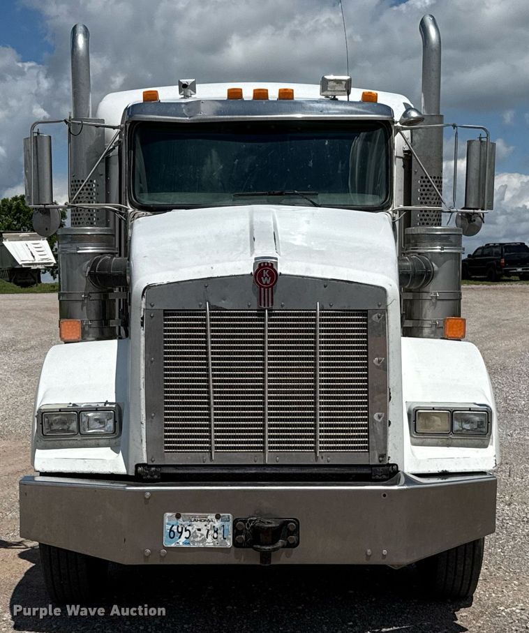 image for item EJ8773 2013 Kenworth T800 semi truck