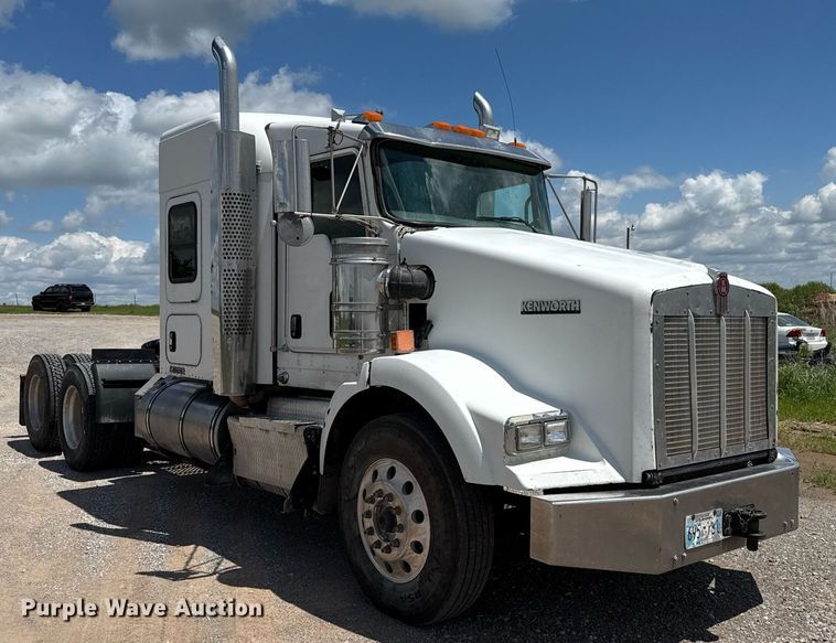 image for item EJ8773 2013 Kenworth T800 semi truck