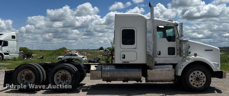 image for item EJ8773 2013 Kenworth T800 semi truck