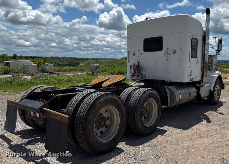 image for item EJ8773 2013 Kenworth T800 semi truck