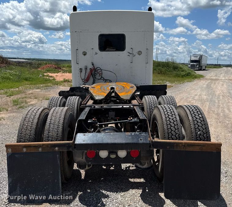 image for item EJ8773 2013 Kenworth T800 semi truck