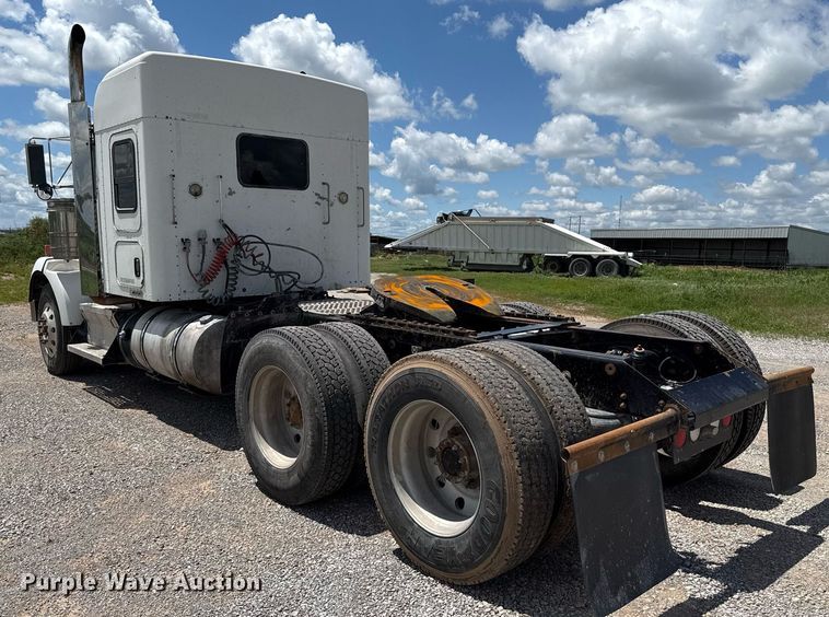 image for item EJ8773 2013 Kenworth T800 semi truck