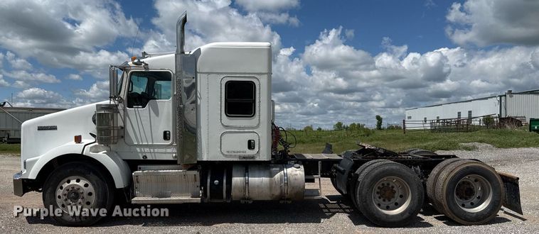 image for item EJ8773 2013 Kenworth T800 semi truck