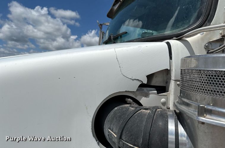 image for item EJ8773 2013 Kenworth T800 semi truck