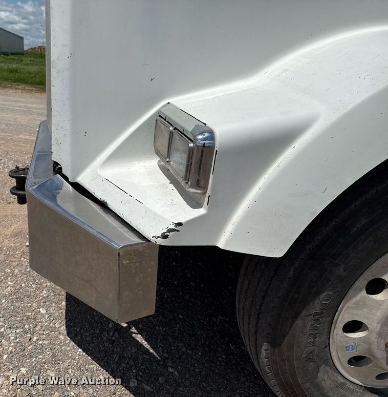 image for item EJ8773 2013 Kenworth T800 semi truck