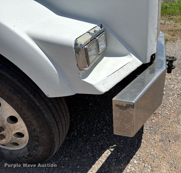 image for item EJ8773 2013 Kenworth T800 semi truck